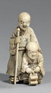 JAPON - XIXème siècle Netsuke en ivoire à patine jaune, deux aveugles, l'un debout...