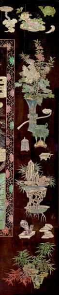 CHINE Epoque KANGXI (1662 - 1722) Important paravent à douze feuilles en laque de...