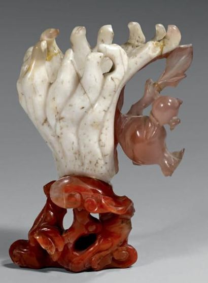 CHINE - XVIIIème siècle Vase en forme de citron digité en cornaline rouge et blanc....