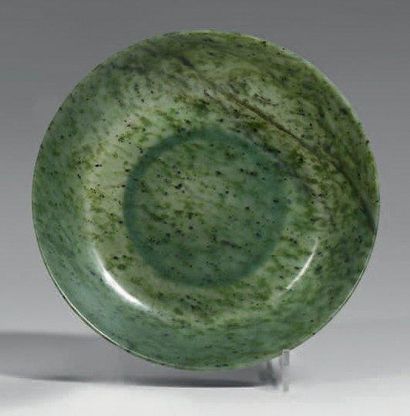 CHINE - XVIIIème siècle Coupe en néphrite vert épinard. Diam. 20,5 cm.