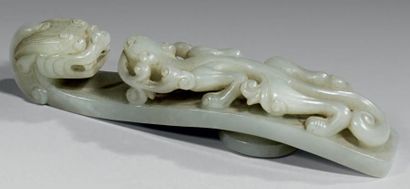 CHINE - XVIIIème siècle Importante fibule en néphrite céladon en forme de dragon...