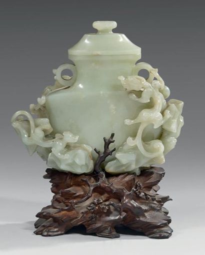 CHINE - XVIIIème siècle Vase couvert en néphrite céladon à décor en relief et détaché...