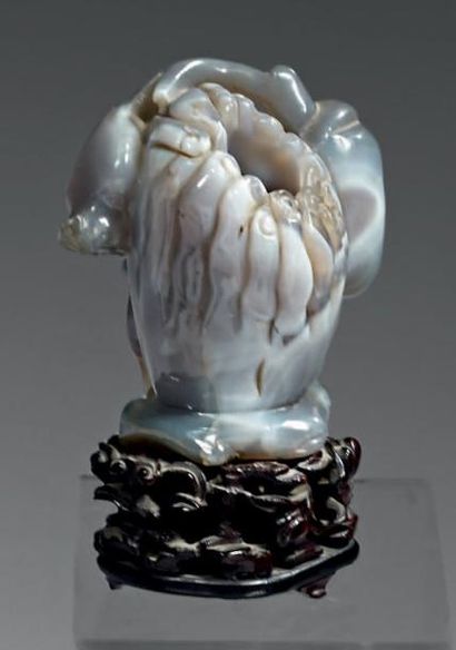 CHINE - XIXème siècle Vase en forme de citron digité en calcédoine grise rubannée....