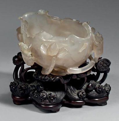 CHINE - XIXème siècle Lave-pinceaux en agate grise en forme de feuille de lotus et...