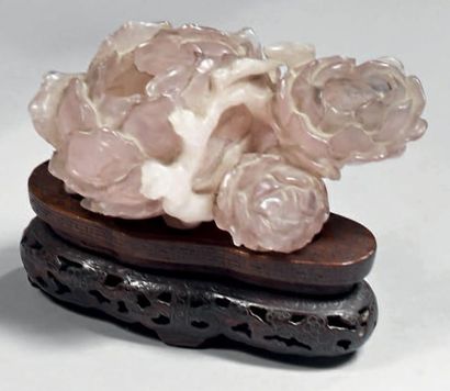 CHINE - XIXème siècle Lave-pinceaux en forme de pivoines accolées en quartz rose....