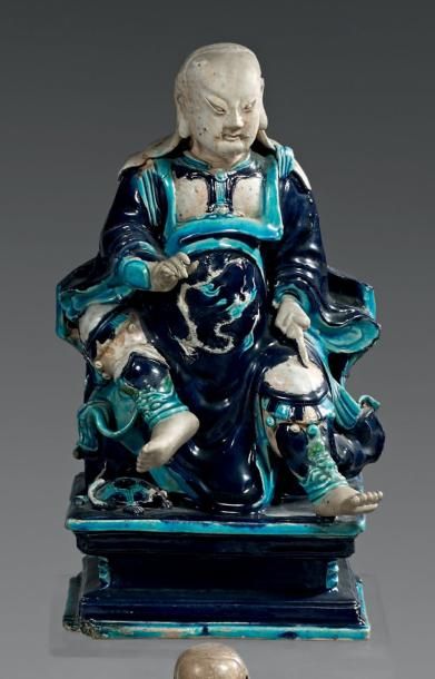 CHINE - XVIIème siècle Statuette de Wenchang assis sur son trône en porcelaine émaillée...