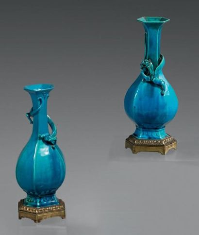 CHINE Epoque KANGXI (1662 - 1722) Deux vases balustres de forme hexagonale en porcelaine...