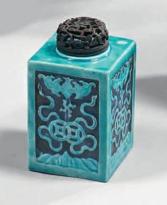 CHINE Epoque KANGXI (1662 - 1722) Flacon de forme carrée en porcelaine émaillée bleu...