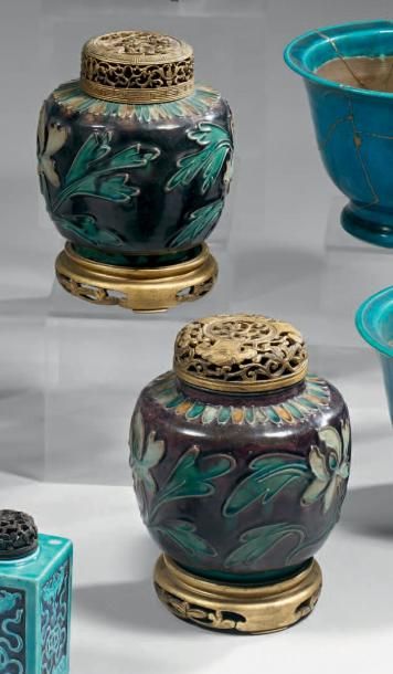 CHINE Epoque MING (1368 - 1644) Paire de pots balustres en grès émaillé bleu turquoise...