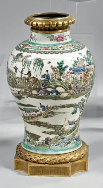 CHINE - XVIIIème siècle Vase de forme balustre en porcelaine décorée en émaux polychromes...