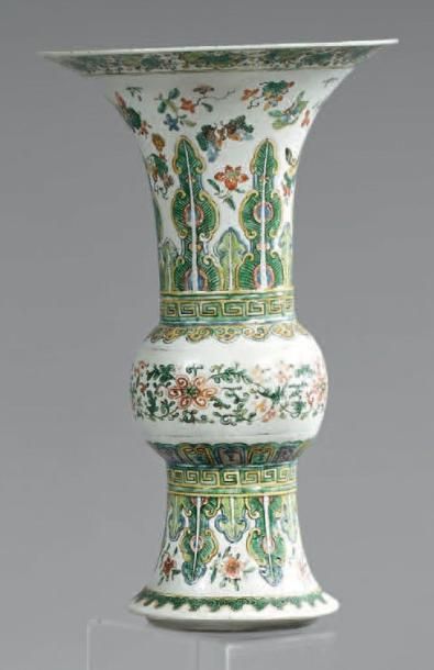 CHINE - XIXème siècle Vase de forme "gu" en porcelaine décorée en émaux polychromes...