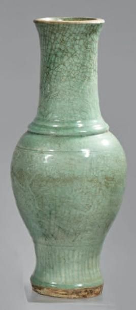 CHINE Fours de Longquan - XVème siècle Vase de forme balustre en grès émaillé céladon...