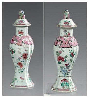 CHINE - XVIIIème siècle Deux potiches couvertes en porcelaine décorée en émaux polychromes...