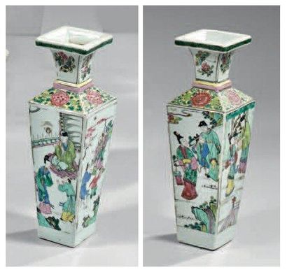 CHINE - XVIIIème siècle Paire de vases de forme carrée en porcelaine décorée en émaux...