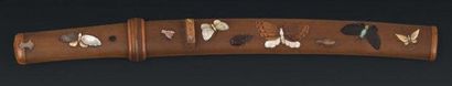 JAPON Bokuto (tanto de médecin) Ensemble monobloc, en bois verni a décor en relief...