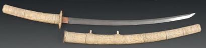 JAPON Grand sabre Japonais (tachi) en ivoire A décor sculpté de personnages et de...