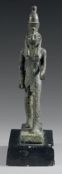 null Statuette du dieu Horus anthropomorphe. Il est représenté debout dans l'attitude...