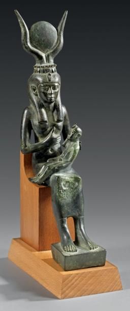 null Statuette d'Isis représentée allaitant Harpocrate- Horus. Sa perruque finement...