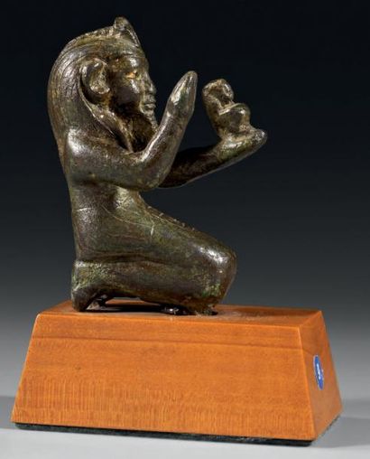 null Statuette représentant un pharaon agenouillé tenant une petite figurine de la...