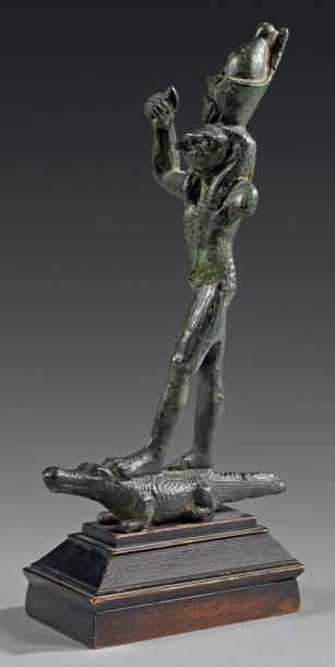 null Statuette d'Horus sur un crocodile. Il est représenté debout le bras droit levé...