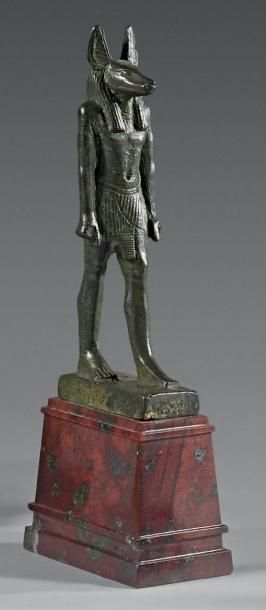 null Fine statuette d'Anubis anthropomorphe. Il est représenté debout dans l'attitude...