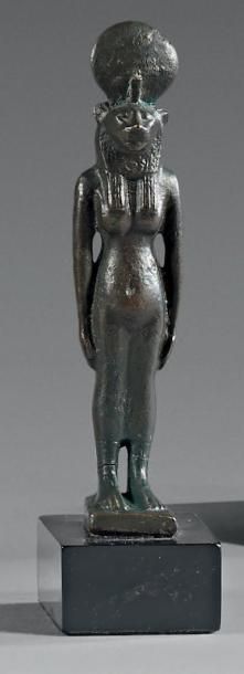 null Statuette représentant Sekhmet anthropomorphe debout les bras le long du corps....