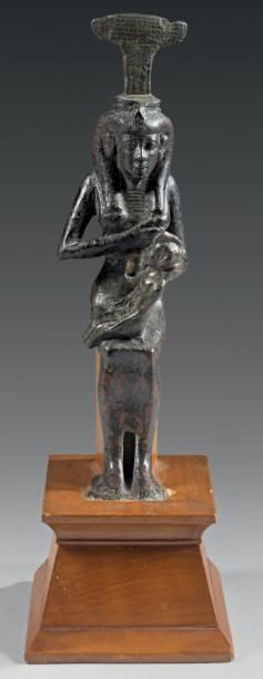 null Statuette de Nephtys allaitant Horus. La divinité, sous la forme d'Isis lactans...