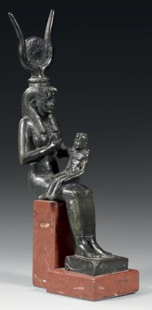 null Statuette représentant Isis allaitant. Elle porte sa main à son sein gauche...