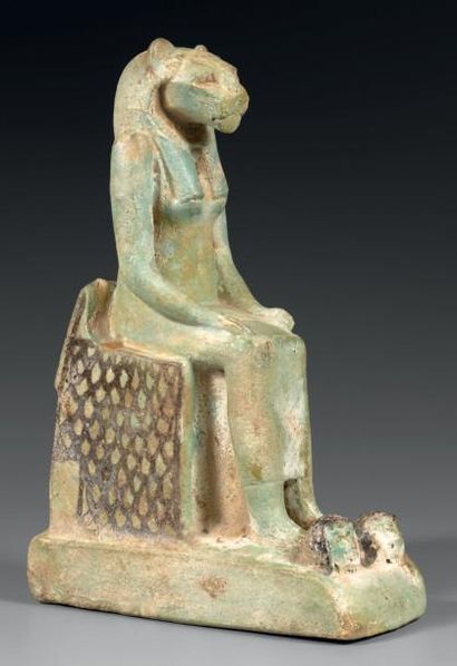 null Statuette de Sekhmet assise portant une longue robe moulante et une longue perruque...