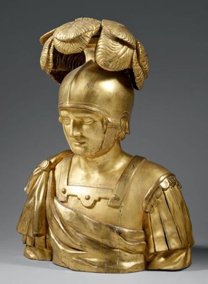 null Buste de romain, en bois sculpté et doré. Il est coiffé d'un casque à plumes...