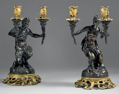 null Paire de candélabres à deux lumières, à décor d'un couple de faunes, en bronze...