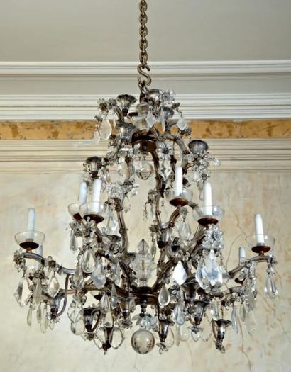 null Lustre corbeille à douze lumières en fer doré rehaussé de pendeloques, plaquettes,...