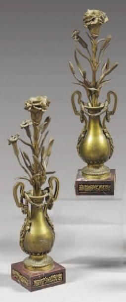 null Paire de candélabres en bronze ciselé et doré formés de vases ovoïdes à guirlandes...