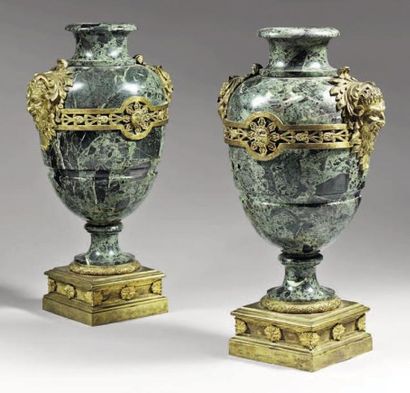 null Importante paire de vases ovoïdes en marbre brèche vert. Monture de bronze ciselé...