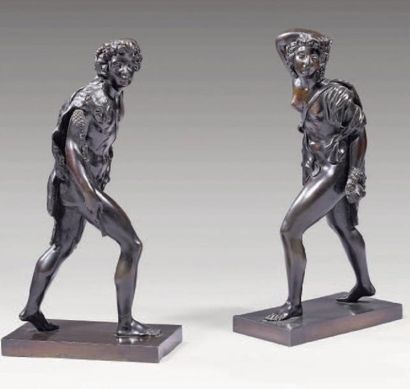 null Paire de statuettes en bronze ciselé et doré, figurant un couple à l'antique...