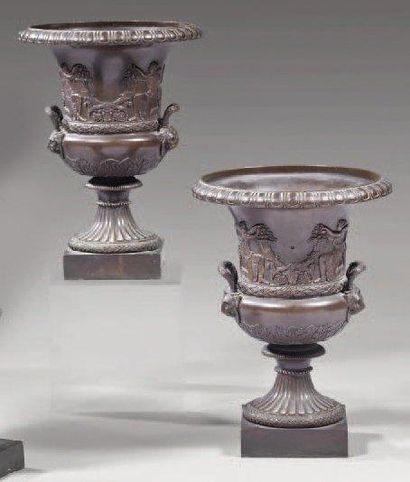 null Belle paire de vases en bronze finement ciselé et doré, à décor d'une frise...