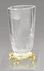 BACCARAT (Attribué à) Vase polylobé en cristal taillé à décor d'un oiseau sur une...