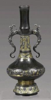CHRISTOFLE et Cie Beau vase à décor chinoisant en bronze ciselé, patiné et partiellement...