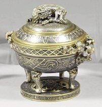 CHRISTOFLE et Cie (attribué à) Beau vase couvert en bronze ciselé, doré ou patiné,...