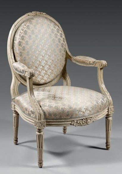 null Large fauteuil à dossier plat à la reine, en bois sculpté rechampi gris à décor...