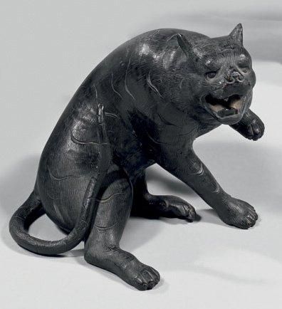 JAPON Chat en bronze signé. H: 14 cm