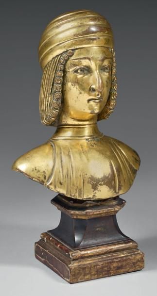 null Petit buste d'homme en cuivre doré, il est coiffé d'un bonnet. XVIème siècle....