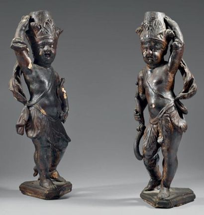null Paire de statuettes en bois sculpté, laqué, figurant deux indiens tenant leurs...