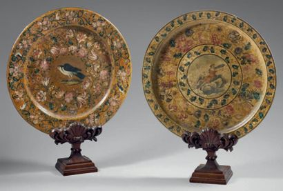 null Deux plats ronds en bois laqué sur des fonds vieil or, l'un à décor d'un oiseau...