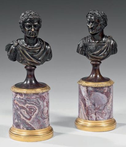 null Paire de bustes d'empereurs romains en bronze ciselé et patiné, ile reposent...