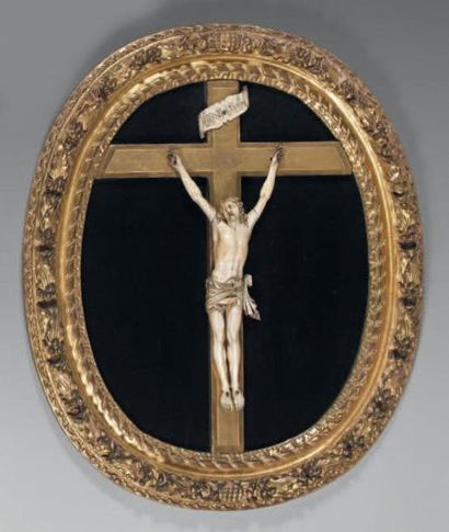 null Christ en croix vivant, en ivoire finement sculpté. Il est représenté la bouche...