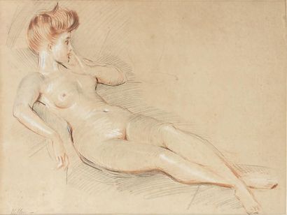 Paul César HELLEU (1859 - 1927) Modèle nu allongé Dessin au trois crayons, signé...