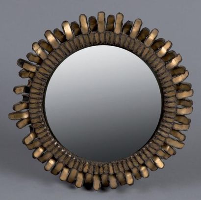Line VAUTRIN (1913 - 1997) Petit miroir circulaire en talosel à motifs de pétales...