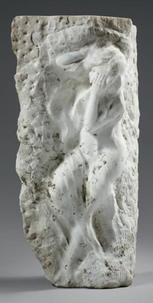 TRAVAIL FRANÇAIS 1900 «Femme nue allongée». Grande épreuve en marbre, taille directe....