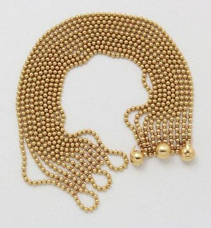 null Bracelet en or composé de 10 rangs de perles d'or, agrémenté de 3 fermoirs demi-boule...